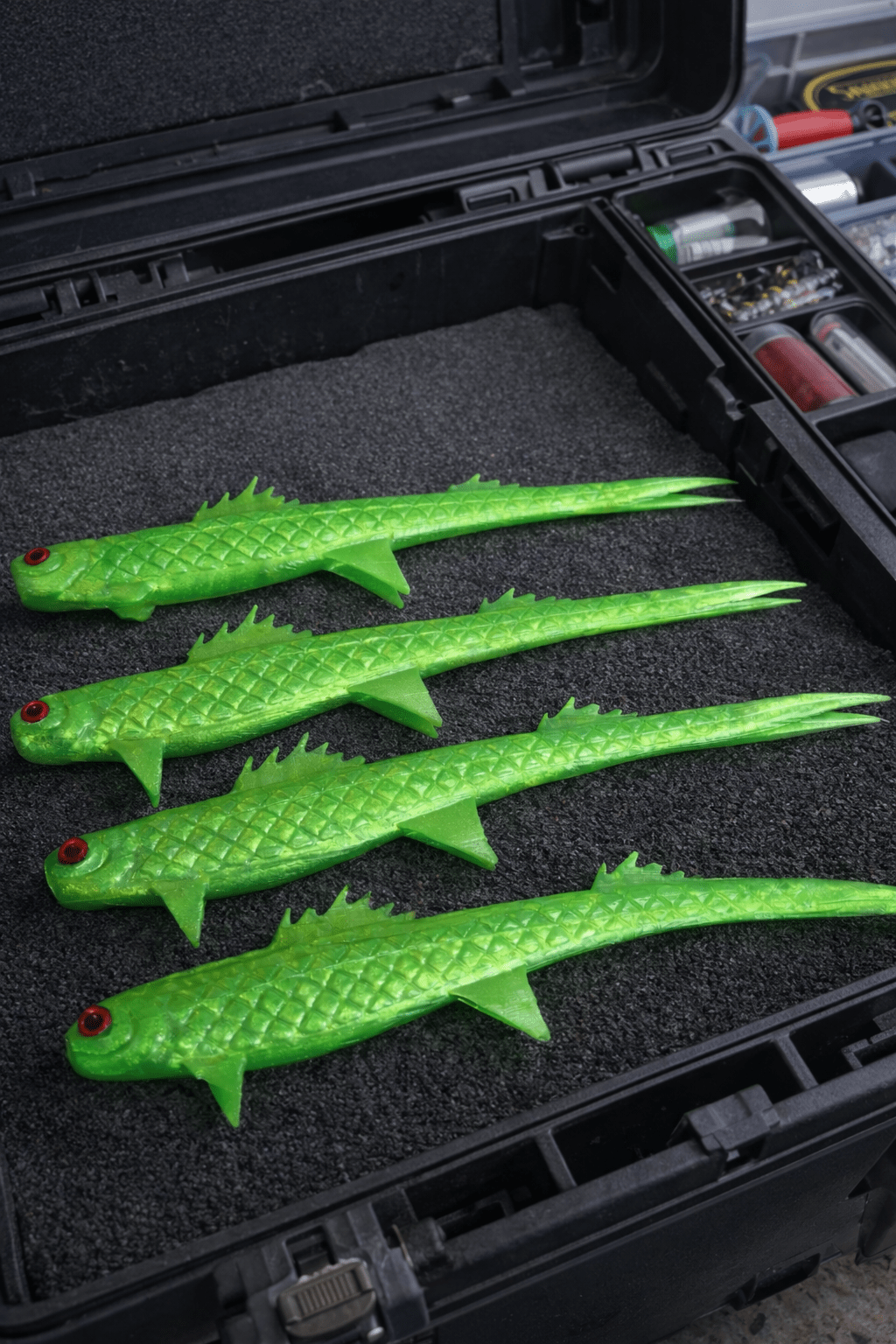 Green V-Tail Killer – Handgemaakt 20 cm